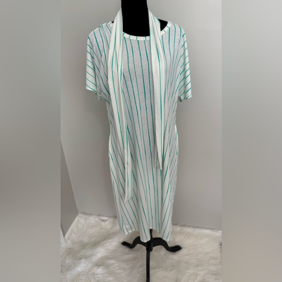 LulaRoe Marly Dress - Picture 4 of 6